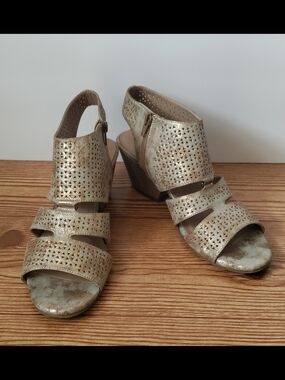 SOUL Naturalizer Metallic Gold Perforated Sandals-Size 9.5M✨